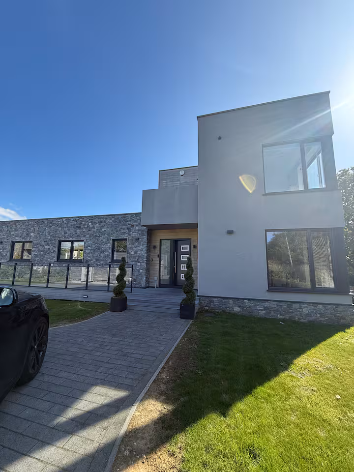 Yachthaven - Modern 5 Bedroom Home with Sea Views & Jacuzzi